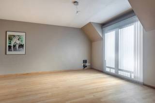 Interesse in dit leuk appartement? Neem rechtstreeks contact op met dries@meerinfo.immo of bel 0477/26.76.98<br />
<p>Dit aangename en verrassend ruime <strong>triplex dakappartement</strong> is gelegen aan de Heppenstraat in Beringen en onderscheidt zich door zijn bijzondere indeling over meerdere verdiepingen, twee ruime slaapkamers, een gezellig balkon en een gunstig <strong>EPC-label B</strong>. Het appartement combineert ruimte en comfort met een centrale ligging en vormt hierdoor een interessante opportuniteit voor zowel eigen bewoning als investering. Op de <strong>derde verdieping</strong> bevindt zich het leefgedeelte van het appartement, een aangename en lichtrijke <strong>woonkamer</strong> met toegang tot het balkon, met aansluitend de <strong>keuken</strong>, voorzien van een praktische afzonderlijke berging. Zowel de keuken als de woonkamer zijn uitgerust met <strong>airconditioning</strong>, waardoor het ook tijdens warme zomerdagen aangenaam vertoeven is. Op de volgende verdieping bevinden zich: een ruime slaapkamer, een badkamer uitgerust met zowel <strong>ligbad als douche, </strong> en een afzonderlijk toilet. De <strong>zolderverdieping</strong> werd ingericht als een ruime tweede slaapkamer. Door de verdeling van de verschillende woonfuncties over meerdere verdiepingen ontstaat een aangenaam gevoel van ruimte en privacy dat je niet snel terugvindt in een klassiek appartement. Met een <strong>EPC-label B</strong> beschikt het appartement over een gunstige energieprestatie. De aanwezige airconditioning in de keuken, woonkamer en slaapkamer verhoogt bovendien het wooncomfort aanzienlijk. Het appartement bevindt zich aan de <strong>Heppenstraat in Beringen</strong>, op een centrale en goed bereikbare locatie, winkels, scholen, horeca en openbaar vervoer bevinden zich op korte afstand. Ook het centrum van Beringen en de belangrijkste verbindingswegen zijn vlot bereikbaar.<br />Ondergrondse garage van 2,85m x5,66 m voor 18.000 euro bij aan te schaffen<br />Interesse: neem rechtstreeks contact op met de eigenaar dries@meerinfo.immo of bel: 0477/26.76.98</p>
<p></p>