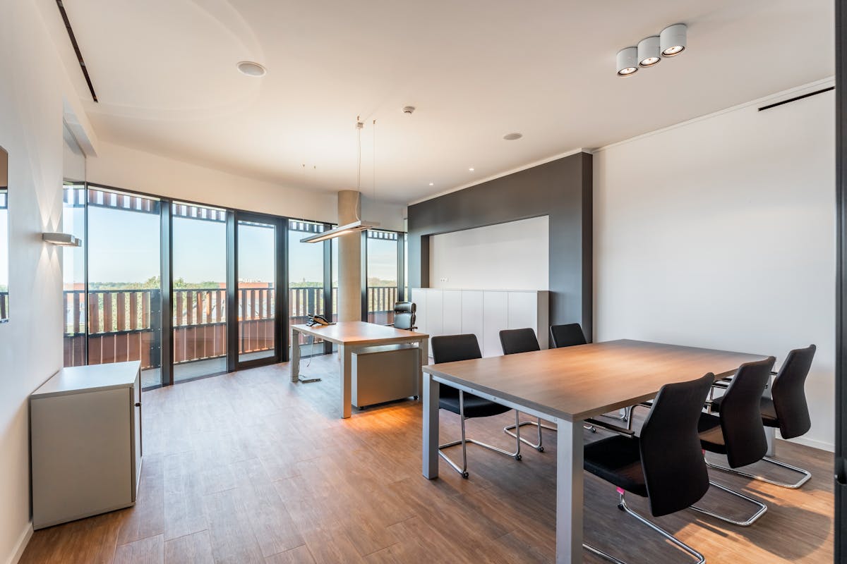 Fully furnished office space for rent in the prestigious Botta building, in Genk - photo 4