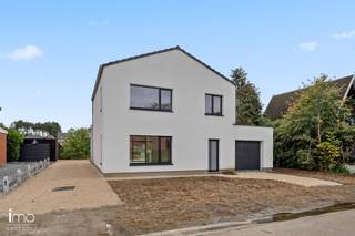 Deze woning met een bewoonbare oppervlakte van 198 m² werd in 2026 volledig gerenoveerd en combineert ruimte, comfort en een moderne afwerking.<br /><br />U betreedt de woning via de ruime inkomhal, die toegang biedt tot de leefruimte en het gastentoilet. De woonkamer geniet van een aangename lichtinval en loopt naadloos over in de eetruimte, met zicht op de zuidgerichte tuin.<br /><br />De open keuken is volledig geïnstalleerd en uitgerust met onder meer een oven, microgolfoven, ingebouwde koelkast en inductiekookplaat. Aansluitend bevindt zich een praktische berging, met directe toegang tot de inpandige garage, die voorzien is van een automatische poort.<br /><br />Op de eerste verdieping bevinden zich drie ruime slaapkamers, een apart toilet en een comfortabele badkamer met lavabo, douche en ligbad.<br /><br />Tot slot beschikt de woning over een ruime bergzolder, ideaal als extra opbergruimte.<br /><br />Bekijk ook zeker onze website voor de grondplannen.<br />Meer info via Jean.Heylen@imovastgoed.be of via 015/34.34.54.<br />U kan Imo Vastgoed steeds vrijblijvend contacteren voor een gratis waardebepaling van uw woning.