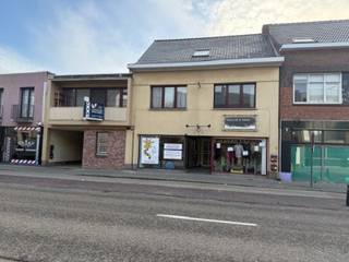 <p><strong>Opbrengsteigendom te koop in het hart van Mol</strong></p>
<p>In het bruisende centrum van Mol bevindt zich dit uitstekend gelegen opbrengsteigendom, ideaal voor wie op zoek is naar een zorgeloze en stabiele investering.</p>
<p>Op het gelijkvloers bevinden zich <strong>twee vergunde en verhuurde handelszaken</strong>, wat meteen zorgt voor een gegarandeerde en continue huurinkomst. Op de bovenverdiepingen treffen we <strong>twee lichtrijke appartementen</strong>:</p>
<ul>
<li>
<p>één appartement met <strong>één slaapkamer maar ruime zolder waar nog twee extra kamers gemaakt kunnen worden.</strong></p>
</li>
<li>
<p>één ruim appartement met <strong>twee slaapkamers</strong>, ideaal voor kleine gezinnen of koppels</p>
</li>
</ul>
<p>Daarnaast werd in <strong>2013 het dak van nummer 104 volledig vernieuwd</strong>, wat een extra troef is voor de toekomstige eigenaar.<br /><br />Verder is er een dubbele garage.<br /><br />*EPC 104 bus 1 : F<br />EPC 104 bus 2 : C<br />EPC 140 bus 3 : C <br />*EPC 106 : F<br /><br />*Belangrijk:<br />Dit pand is onderworpen aan de renovatieverplichting van de Vlaamse overheid voor residentiële gebouwen (tenzij sloop binnen 5 jaar). Raadpleeg alle info via:<br />🔗 www.vlaanderen.be/renovatieverplichting</p>
<p>Dit eigendom combineert een toplocatie met solide huurreturns . Een kans die u niet wilt missen!<br />Om de privacy van de huurders te respecteren zijn extra foto's mogelijk op aanvraag.</p>