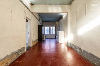 <p>Deze instapklare woning met magazijn is gelegen op een uitstekende locatie. Alle dagelijkse voorzieningen, zoals supermarkten, scholen, openbaar vervoer en buurtwinkels, bevinden zich op wandelafstand. Ook voor ontspanning hoef je niet ver te gaan: zowel het Tondelierpark als het Rabotpark liggen op slechts 5 minuten wandelen van de woning.<br /><br />De indeling is als volgt:<br /><br />Je komt de woning binnen via de ruime inkomhal, verder op het gelijkvloers bevindt zich de ruime garage met plaats voor twee auto's. Dankzij de hoge doorrijhoogte van de garagepoort is er ook voldoende ruimte om grotere wagens binnen te parkeren. Ook heb je op het gelijkvloers toegang tot het magazijn deze is ideaal voor hobbyisten of kleine zelfstandigen. De woning geniet ook van een gezellige buitenruimte.<br /><br />Op de eerste verdieping bevindt zich de lichtrijke leefruimte. Vanuit de leefruimte heb je toegang tot de keuken.<br /><br />Op de tweede verdieping bevinden zich drie slaapkamers, waarvan één zeer ruime, en een badkamer.<br /><br />Beschikbaar bij akte.<br /><br />Interesse in deze unieke opportuniteit? Contacteer Top Vastgoed voor een bezoek op het nummer 0475 700 700.</p>