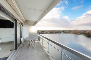 Mooi verzorgd gemeubeld appartement met groot terras op wandelafstand van de Zeedijk.Indeling: Inkomhal met vestiairekast, toilet, ruime woonkamer...