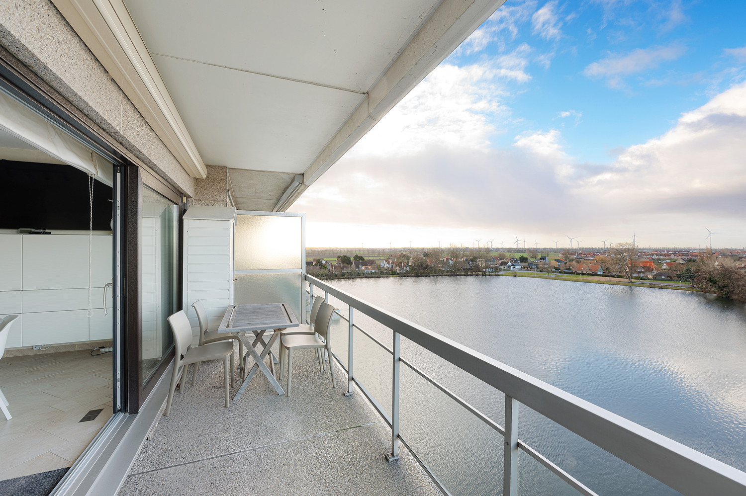 Zongericht ruim 2-slaapkamer appartement met prachtige zichten - foto 3