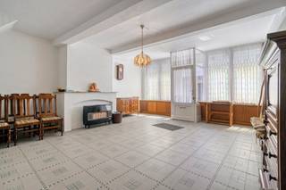 Bent u op zoek naar een bijzonder renovatieproject op een absolute toplocatie? Dit uitzonderlijke vastgoed in Brugge bestaat uit twee in elkaar verweven huizen en biedt een ongekend potentieel voor wie droomt van een karaktervol totaalproject. Met een perceeloppervlakte van 199 vierkante meter en een royale bewoonbare oppervlakte van maar liefst 324 vierkante meter zijn de mogelijkheden hier eindeloos. Een grote troef is dat er, ondanks de noodzaak tot modernisering, geen renovatieverplichting geldt dankzij het gunstige Energieprestatiecertificaat met label D. Zo kunt u dit charmante huis in Brugge volledig op uw eigen tempo transformeren.<br /><br />Indeling: <br /><br />Gelijkvloers:<br />- inkomhal <br />- vestiaire<br />- vroegere winkelruimte<br />- eetkamer / woonkamer<br />- keuken<br />- buiten berging<br />- veranda <br />- zonnig terras<br />- badkamer voorzien van lavabomeubel en inloopdouche<br />- berging <br />- trappenhal langs beide kanten van de woning (n° 49 - 51) <br /><br />Eerste verdieping: <br />- hal<br />- keuken<br />- badkamer voorzien van lavabomeubel en ligbad<br />- apart toilet<br />- woonkamer<br />- slaapkamer<br />- vergund dakterras <br /><br />Tweede verdieping: <br />- nachthal <br />- mogelijkheid voor twee slaapkamers te creëren <br /><br />Op wandelafstand bevindt u zich te midden van gezellige pleinen, lokale winkels, scholen en diverse restaurants. Ook de bereikbaarheid is optimaal: met het openbaar vervoer, de fiets of de auto bent u snel de stad in en uit, met een vlotte verbinding naar de ring en het station. <br /><br />Interesse? Vraag vandaag nog je bezoek aan. <br /><br />De eigendom wordt aangeboden via de Power-sale formule. Van 17/07/2026 om 00:00 tot 07/08/2026 om 00:00 kan u de woning op afspraak komen bezichtigen en een bod uitbrengen. De vermelde prijs is een instelprijs. Voor meer info, gelieve contact op te nemen met de dossierverantwoordelijke.<br /><br />Bestuursmaatregelen in het maatregelenregister: nee