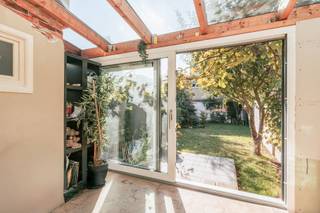 <p>Ben je op zoek naar een woning waar je jouw eigen ideeën en stijl volledig in kwijt kunt? Deze woning is <strong>te renoveren</strong> en verder af te werken, maar biedt vooral <strong>heel wat mogelijkheden</strong> om er een fijne thuis van te maken.</p><p>Via de inkomhal kom je meteen in de <strong>ruime leefruimte</strong>. Hier is plaats genoeg voor een gezellig salon én een volwaardige eetruimte. Achteraan bevindt zich de keuken, met aansluitend een <strong>veranda</strong> die uitkijkt op de <strong>grote tuin</strong>. Een plek waar je vandaag al voelt hoeveel potentieel de woning heeft. Ook een apart toilet is voorzien op het gelijkvloers.</p><p>Op de eerste verdieping vind je een ruime slaapkamer en de <strong>gerenoveerde badkamer </strong>met inloopdouche.</p><p>En ook op de tweede verdieping zijn er nog mogelijkheden. Dankzij de <strong>vaste trap</strong> is de zolderverdieping gemakkelijk bereikbaar en kan je deze ruimte verder invullen zoals het bij jou past. Zoals een extra slaapkamer, een rustige thuiswerkplek of gewoon als praktische bergruimte.</p><p>Geen volledig afgewerkt verhaal, wel een woning met ruimte, mogelijkheden en vooral de vrijheid om er helemaal jouw eigen plek van te maken.</p><p>Troeven: Gerenoveerde badkamer - EPC C - grote tuin - rustige buurt </p>