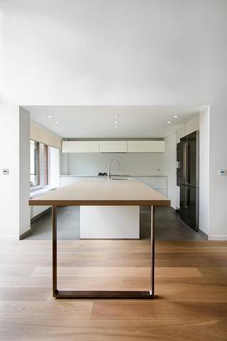In de Eendrachtstraat, op een boogscheut van het Stefaniaplein, bieden wij u deze prachtige, volledig gerenoveerde duplex aan van 185m2 +...