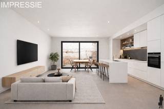 Deze <strong>casco </strong>woning biedt een uitstekende basis voor wie op zoek is naar een eigentijdse woonst die volledig naar eigen smaak kan worden afgewerkt. Met een doordachte indeling, <strong>moderne </strong>technieken en een aangename stadstuin vormt dit pand een mooie opportuniteit voor wie comfortabel en <strong>energiezuinig</strong> wil wonen.<br /><br />Voor de verdere afwerking van deze casco woning zijn reeds concrete offertes beschikbaar ter waarde van circa €50.000 excl. btw. Extra troef: de huidige eigenaars staan open om de volledige coördinatie van de afwerking te begeleiden, zodat u zorgeloos kunt toewerken naar uw instapklare droomwoning.<br /><br />De gelijkvloerse verdieping:<br /><br />- een inkomhal met <strong>gastentoilet</strong><br />- een technische ruimte<br />- een praktische berging<br />- een <strong>open </strong>keukenruimte<br />- een <strong>lichtrijke </strong>leefruimte met toegang tot de <strong>stadstuin</strong><br /><br />De eerste verdieping:<br /><br />- een nachthal<br />- een badkamer met mogelijkheid tot plaatsing van toilet, dubbele lavabo en inloopdouche<br />- twee <strong>ruime </strong>slaapkamers<br /><br />De zolderverdieping:<br /><br />- twee extra voorziene slaapkamers<br />- een technische ruimte<br />- een zolderluik met toegang tot het ventilatiesysteem<br /><br />De tuin:<br /><br />- een gezellige stadstuin/terras<br />- een aangename buitenruimte met voldoende privacy<br /><br />Algemeen:<br />- E-peil -5! <br />- casco afwerking, volledig naar eigen wens in te richten<br />- <strong>vloerverwarming </strong>aanwezig<br />- vloerverwarming voorzien<br />- warmtepomp voorzien<br />- <strong>ventilatiesysteem </strong>met warmterecuperatie<br />- energiezuinige en toekomstgerichte technieken<br />- <strong>regenwaterput </strong>van 3.000 liter<br />- <strong>verkoop onder 12% registratierechten! </strong><br /><br />Een interessante kans voor wie een woning volledig naar eigen smaak wil afwerken, gecombineerd met hedendaags comfort en een praktische ligging.<br /><br />Plan vandaag nog uw bezoek in via imani@deboerenpartners.be of bel 03.377.55.00