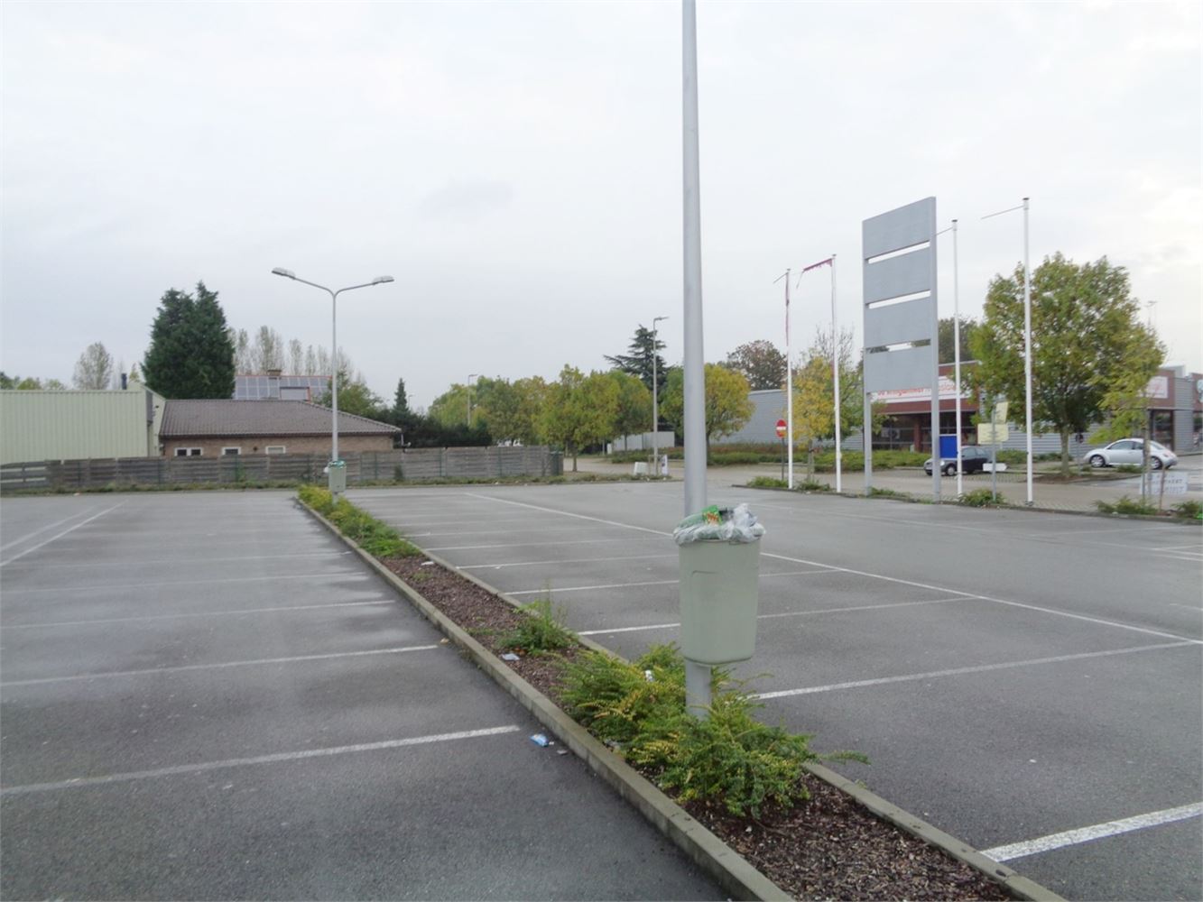 MODERN COMMERCIEEL GEBOUW MET GEMEENSCHAPPELIJKE PARKING - foto 2
