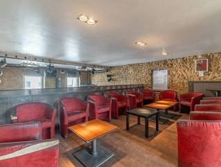 WE INVEST Sud-Luxembourg presents this characterful building located in the heart of Virton. Currently used as a café-restaurant, it offers a...