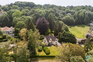 Dit charmant huis met grote tuin is gelegen op een unieke locatie in Geraardsbergen. Aan de stadsrand en dichtbij scholen en winkels, in een oase van groen op een zeer gewilde locatie - ONTDEK DE MOGELIJKHEDEN VAN AI VIA ONZE WEBSITE: www.cornelis-goeman.be<br /><br />Het huis heeft een statige inkomhal met gemakkelijke trap naar boven. Via de inkomhal kom je in de ruime living met veel lichtinval en een parketvloer met houtkachel, de living werd reeds nieuw geverfd. De keuken is ingericht met vaatwas, kookplaat en dampkap, oven, frigo. Er is centrale verwarming op mazout maar in de keuken staat nog een aangenaam kolenkacheltje.<br />Er is een apart toilet in de inkomhal.<br /><br />Op het eerste verdiep bevinden zich 3 ruime slaapkamers met aangename parketvloer en een badkamer en apart toilet.<br />De kamers werden reeds geschilderd met unieke techniek, 1 slaapkamer heeft ook een lavabo. De 2 andere kamers hebben een mini-dressing.<br />De badkamer is aan vernieuwing toe.<br /><br />Het huis is volledig onderkelder en heeft verschillende mogelijkheden.<br /><br />De tuin is zeer uniek en origineel met aangenaam terras aansluitend op living. Verder is er nog een garage met opbergruimte.<br /><br />Automatische zonnewering (boven terras) aan schuifraam in living.<br /><br />EPC D, elektriciteit werd recent vernieuwd en is conform, asbestveilig.<br /><br />Meer info of een bezoek: Isabelle 0498/10.69.56 of isabelle@cornelis-goeman.be