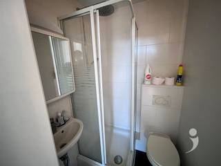 <p><span>*** Enkel voor studenten</span></p><p><span>2de semester - vrij vanaf 14/02/2026.</span></p><p><span> </span></p><p><span> </span></p><p><span>Deze kleine residentie met 1 studio en 6 kamers is ideaal gelegen aan de rand van de stad. Dichtbij alle faculteiten en openbaar vervoer. De kamers zijn gemeubeld en voorzien van eigen sanitair. Er is 1 gemeenschappelijke keuken die met 6 studenten gedeeld wordt. </span></p>