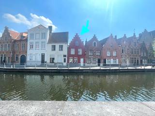 CHARMANTE TRAPGEVELWONING met 2 SLPKS &amp; TUINTJE op prachtige ligging aan de Reien. Indeling: inkomhal met gastentoilet. Gezellige leefruimte met keuken in Landelijke Stijl. ZONNIG tuintje met terras &amp; ruime berging/wasplaats. 1°V: 2 volwaardige slaapkamers en een badkamer met dubbel lavabomeubel, wc en douche. 2°V: ruime bergzolder. Cv op aardgas, epc 206 kWh/m2, uc 20231210-0001983310-RES-2. Asbestveilig. Conformiteitsattest aanwezig. Vrij vanaf 1/10/2026. 