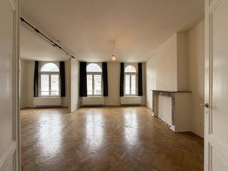 In het hart van Gent, verscholen in de charmante Boeksteeg en toch pal aan de bruisende Veldstraat, bevindt zich dit uitzonderlijke huurpand op een werkelijk unieke locatie. Hier geniet u van de perfecte combinatie van rust en levendigheid: een discrete toegang via de rustige steeg, terwijl alle winkels, horecazaken en voorzieningen van de Gentse binnenstad zich letterlijk om de hoek bevinden. Bovendien geniet u van prachtige zichten over de Veldstraat en vormt het indrukwekkende dakterras met een panoramisch 360°-uitzicht over heel Gent zonder twijfel een absolute meerwaarde die zelden op de huurmarkt wordt aangeboden.<br /><br />Dit gigantische duplexappartement is gelegen boven de winkel WE in de Veldstraat en is bereikbaar via de rustige Boeksteeg. Via de lift of trap bereikt u de derde verdieping, waar een royale inkomhal toegang biedt tot een bijzonder ruime leefruimte. De volledig ingerichte keuken beschikt over twee combi-microgolfovens, een grote koelkast, een aparte diepvries, een vaatwasmachine en een keramisch fornuis. Aansluitend bevindt zich een praktische keukenberging met aansluiting voor een wasmachine. Op deze verdieping vindt u eveneens een aparte bergruimte, een gastentoilet, een eerste volwaardige slaapkamer en een badkamer uitgerust met een dubbele lavabo en een inloopdouche. Op de vierde verdieping bevinden zich nog vier ruime slaapkamers, een identieke badkamer met dubbele lavabo en inloopdouche, een afzonderlijk toilet, een extra berging en een wasruimte. Als absolute kers op de taart wacht op de vijfde verdieping een fenomenaal dakterras met een adembenemend 360°-uitzicht over de Gentse skyline. <br /><br />Het appartement is onmiddellijk beschikbaar voor € 2.860 per maand, vermeerderd met € 90 gemeenschappelijke kosten (exclusief EGW). Er wordt gestart met een jaarcontract en domicilie is verplicht. Dankzij de royale oppervlakte is dit pand ideaal voor grote gezinnen of co-housers.<br /><br />Heeft dit unieke pand uw aandacht getrokken? Neem dan zeker contact op via 09 247 67 66 of mail naar gent@immofrancois.be voor meer informatie of een bezoek ter plaatse.<br /><br />