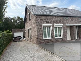 te huur – halfopen woning met tuin in Pelt – €1250/maandhalfopen bebouwing in de rustige Beekstraat 12 te Pelt. Deze woning biedt een bewoonbare...