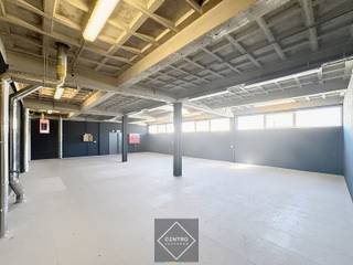 Benaderende AFMETINGEN: 10m x 30m of 300m² - uitbreidbaar (tot maximaal 750m²)Met gemeenschappelijke inkomhal, voorzien van sanitaire voorzieningen...
