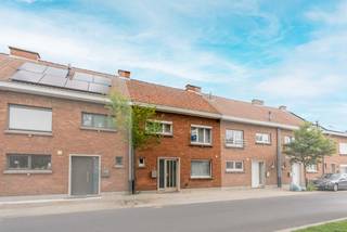 Bent u op zoek naar een woning die u volledig naar eigen smaak kan renoveren? Dan is deze rijwoning in de Roterijstraat 9 te Izegem zeker een...