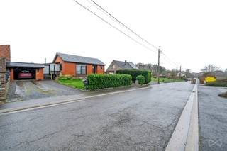 We Invest Hesbaye vous propose ce bungalow 4 façades située à Braives dans un cadre calme et campagnard.CompositionHall d’entrée, salon ouvert sur la...