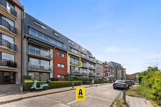 Uiterst verzorgd en volledig instapklaar appartement gelegen in een mooie, klassevolle residentie op een zucht van zee! Het appartement geeft uit...