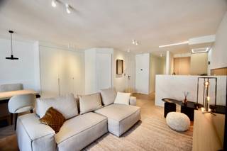 Instapklaar appartement gelegen op een centrale ligging te Knokke, vlakbij de winkels en de zee. Indeling: inkom met gastentoilet en vestiaire. Lichtrijke woonkamer met eethoek en toegang tot het terras. Volledig ingerichte open keuken voorzien van alle comfort (Miele toestellen). Master bedroom met ingemaakte kasten en aansluitende douchekamer. Tweede volwaardige slaapkamer met ingemaakte kasten en douchekamer. Het appartement is afgewerkt met hoogwaardige materialen. Privatieve kelder en fietsenberging. Kleinschalige residentie. Huurprijs van 1.650 euro per maand + 115 euro per maand forfait syndickosten. <br />