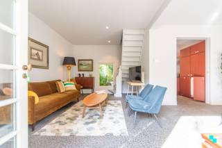 Deze exclusieve en volledig gemeubelde guesthouse is gelegen op het prestigieuze kasteeldomein Krombrugge, waar rust en elegantie elkaar ontmoeten. De guesthouse biedt een unieke combinatie van comfort, privacy en karakter, perfect voor wie op zoek is naar een bijzondere woonervaring in een groene omgeving De ligging is gunstig ten opzichte van winkel, autosnelwegen en openbaar vervoer. Indeling: inkomhal woon- en eetkamer en volledig geïnstalleerde keuken. Op de eerste verdieping bevindt zich de ruime slaapkamer met douchekamer en toilet. Privatieve voortuin, autostaanplaats en tuinberging aanwezig. Persoonlijk verbruik van EGW, internet en digitale televisie inbegrepen in de huurprijs. Domicilie plaatsen niet mogelijk. Troeven: binnen prachtig parkdomein | luxe-afwerking | uniek wonen. Arno (BIV 516 958) organiseert hiervoor de bezoeken, mits het maken van een afspraak. 09 277 02 53 | www.bordes.be