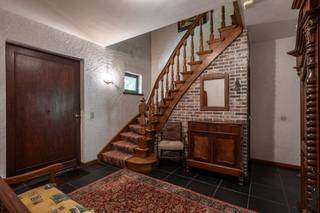 <strong>Te renoveren gezinswoning met 6 slaapkamers op een prachtig perceel van ca. 2.581 m²</strong><br /><br /><strong>Deze ruime woning bevindt zich in een rustige straat in een gegeerde woonwijk en biedt een unieke opportuniteit voor wie op zoek is naar een totaalrenovatieproject met bijzonder veel potentieel. Met een bewoonbare oppervlakte van ca. 270 m², zes slaapkamers en een prachtig west georiënteerd perceel van ca. 2.581 m² vormt deze eigendom de ideale basis voor een ruime en hedendaagse gezinswoning op toplocatie.</strong><br /><br /><strong>De gelijkvloerse verdieping:</strong><br />- een ruime inkomhal met vestiaire en gastentoilet met separate handenwasser,<br />- een woonkamer met open haard en grote raampartijen,<br />- een aparte keuken met aansluitende eethoek en deur naar de tuin<br />- een praktische bergplaats,<br />- een dubbele inpandige garage met extra bergruimte en aansluiting voor wasapparatuur<br /><br /><strong>De eerste verdieping:</strong><br />- een centrale nachthal met apart toilet,<br />- hoofdslaapkamer met berging onder dak en ensuite badkamer met met ligbad, dubbele lavabo, bidet en toilet,<br />- 4 volwaardige slaapkamers<br />- een douchekamer met douche en dubbele lavabo,<br /><br /><strong>De tweede verdieping:</strong><br />- te bereiken via een vaste trap vanuit een slaapkamer<br />- zesde slaapkamer<br />- opbergruimte<br /><br /><strong>De tuin:</strong><br />- een prachtig perceel van ca. 2.581 m²,<br />- west georiënteerde tuin, ideaal om van de avondzon te genieten,<br />- veel privacy en groenbeleving,<br />- ruime mogelijkheden voor terras, tuinconcept of zwembad (cfr. bouwvoorschriften),<br />- rustige en aangename omgeving<br />- tuinberging aan huis<br /><br /><strong>Algemeen:</strong><br />- ruime woning met veel potentieel, totaalrenovatieproject,<br />- een functionele indeling,<br />- gelegen in een rustige straat in een gegeerde wijk,<br />- deels onderkelderd (ruime berging), deels kruipkelder,<br />- verwarming op gas (Vaillant Ecotecplus 2022),