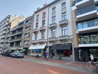 Ontdek dit charmante duplex appartement in een kleine en rustige residentie, gelegen op een zeer gunstige locatie in Middelkerke. Het appartement bevindt zich op wandelafstand van de zee, de dijk en diverse winkels, waardoor u hier geniet van zowel rust als het gemak van alle voorzieningen vlakbij.<br /><br />Het appartement werd recent gerenoveerd en is instapklaar. Dankzij de duplexindeling biedt het een aangename en ruime woonbeleving. Bovendien biedt het pand interessante mogelijkheden, aangezien het ook opgesplitst kan worden in twee afzonderlijke appartementen, wat het bijzonder aantrekkelijk maakt als investering of voor dubbele bewoning.<br /><br />De combinatie van de topligging vlak bij zee, de kleinschalige residentie en de flexibele indeling maakt van dit appartement een unieke opportuniteit aan de kust.<br />Interesse? Neem gerust contact op voor meer informatie of een bezoek ter plaatse.