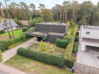 <p><strong>Moderne villa (EPC A) op 1.697 m² in een prachtige, groene omgeving te Bonheiden!</strong></p>
<p>Wenst u stijlvol te wonen op een residentiële toplocatie omgeven door groen en met maximale privacy? <br />Dan is deze recente villa iets voor u!</p>
<p><span>Op een uitzonderlijk mooi perceel van </span><strong><span>1.697 m²</span></strong><span>, in een rustige en bosrijke omgeving van Bonheiden, bevindt zich deze </span><strong><span>recente, moderne villa met 4 slaapkamers</span></strong><span>. De woning combineert strakke architectuur met royale leefruimtes, grote raampartijen en een prachtige zuidgerichte tuin met zicht op het achterliggende groen. Dankzij de doordachte indeling en hoogwaardige afwerking geniet u hier van een bijzonder aangenaam wooncomfort.</span></p>
<p><strong><span>INDELING<br /></span></strong><strong><span>Gelijkvloers:</span></strong><br /><span>Via de inkomhal betreedt u de woning. De royale en lichtrijke woonkamer met gezellige zithoek sluit aan op de ruime eetkamer en de moderne, volledig uitgeruste keuken met kookeiland. De grote raampartijen zorgen voor een aangename lichtinval en een prachtig zicht op de tuin. <br />Verder beschikt deze verdieping over een praktische wasruimte, een afzonderlijk gastentoilet en bijkomende bergruimte.</span></p>
<p><strong><span>Eerste verdieping:</span></strong><br /><span>De eerste verdieping telt </span><strong><span>4 volwaardige slaapkamers</span></strong><span>, waaronder een ruime hoofdslaapkamer. Daarnaast is er een stijlvolle badkamer met ligbad, inloopdouche en dubbele wastafel, een afzonderlijk toilet en een bijkomende wasruimte/berging.</span></p>
<p><strong><span>Kelder:</span></strong><br /><span>De woning beschikt over een ruime kelderverdieping die heel wat extra opbergmogelijkheden biedt.</span></p>
<p><strong><span>BUITENOMGEVING:<br /></span></strong><span>De prachtig aangelegde, </span><strong><span>zuidgerichte tuin</span></strong><span> vormt een absolute troef van deze eigendom. Dankzij de groene omzoming en de achterliggende bosrijke omgeving geniet u hier van optimale rust en privacy. Het ruime terras sluit rechtstreeks aan op de leefruimtes en biedt een heerlijke plek om te ontspannen en van het buitenleven te genieten.</span></p>
<p><strong><span>COMFORT EN TECHNIEKEN:<br /></span></strong><span>De villa beschikt over een uitstekend </span><strong><span>EPC-label A (44 kWh/m² jaar)</span></strong><span> en is uitgerust met vloerverwarming, aangevuld met airconditioning en lucht-luchtverwarming in zowel de leefruimte als de slaapkamers. Hierdoor geniet u het hele jaar door van een aangenaam binnenklimaat.</span></p>
<p><strong><span>LIGGING:<br /></span></strong><span>Deze villa bevindt zich op een gegeerde, residentiële locatie in Bonheiden, midden in een groene en bosrijke omgeving. Hier geniet u van rust en privacy, terwijl het centrum en de dagelijkse voorzieningen vlot bereikbaar blijven.</span></p>
<p><strong><span>TROEVEN OP EEN RIJ:</span></strong></p>
<ul>
<li>
<p><span>Recente villa met moderne architectuur</span></p>
</li>
<li>
<p><span>4 volwaardige slaapkamers</span></p>
</li>
<li>
<p><span>Royale leefruimtes met grote raampartijen</span></p>
</li>
<li>
<p><span>EPC-label A (44 kWh/m² jaar)</span></p>
</li>
<li>
<p><span>Ruime kelderverdieping</span></p>
</li>
<li>
<p><span>Rustige toplocatie met veel privacy en achterliggend groen</span></p>
</li>
</ul>
<p><strong><span>Een stijlvolle villa waar hedendaagse architectuur, ruimte en een uitzonderlijke groene omgeving samenkomen!</span></strong></p>
<p><span>Benieuwd naar deze bijzondere eigendom? </span>Ontdek zelf de vele troeven tijdens een bezoek ter plaatse!<span> <br /></span><span>Contacteer ons kantoor te Keerbergen via </span><strong><span>016 41 51 51</span></strong><span> of </span><strong><span>keerbergen@deboerenpartners.be</span></strong><span> en plan uw bezoek in.</span></p>