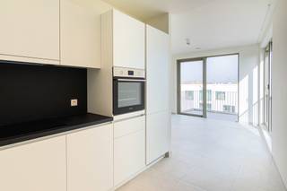 Te huur: Nieuwbouw appartement met 2 slaapkamers in Mechelen<br /><br />Modern en energiezuinig nieuwbouwappartement met 2 slaapkamers, ideaal gelegen in Mechelen. Het appartement beschikt over een lichtrijke leefruimte met open, volledig geïnstalleerde keuken, twee volwaardige slaapkamers, 1 badkamer, een ruim terras en ondergrondse staanplaats voor de wagen. <br /><br />Dankzij de recente bouw geniet u van een hoog wooncomfort en een uitstekende energieprestatie. Gelegen op een vlotte locatie nabij winkels, scholen, openbaar vervoer en belangrijke invalswegen. Bovendien is er ook een gemeenschappelijke fietsenstalling. De gemeenschappelijke kosten bedragen €85,00 per maand. <br /><br />Perfect voor wie comfortabel en hedendaags wil wonen in Mechelen.<br /><br />Voor meer info of een bezoek: neem gerust contact op.
