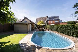 <p>Te koop te Zele!<br />Bent u op zoek naar een ruime, perfect onderhouden gezinswoning op een toplocatie in Zele? Dan zal deze woning u ongetwijfeld weten te bekoren. Dankzij haar uitstekende ligging bevindt u zich op wandel- en fietsafstand van het centrum, scholen, het station en diverse winkels. Hier geniet u van alle dagelijkse voorzieningen binnen handbereik, terwijl u toch thuiskomt in een aangename en rustige woonomgeving.<br />Bij het betreden van de woning komt u terecht in een inkomhal met een apart gastentoilet. Van hieruit bereikt u de lichtrijke en bijzonder ruime leefruimte, waar de gezellige kachel meteen zorgt voor een warme en huiselijke sfeer. Aansluitend bevindt zich de volledig geïnstalleerde keuken, die over voldoende werk- en bergruimte beschikt en naadloos overgaat in een praktische, ruime berging. Daarnaast is er een droge kelder aanwezig, ideaal voor extra opslag.<br />Achteraan de woning vormt de prachtige veranda een absolute meerwaarde. Deze ruimte biedt een schitterend uitzicht op de zonnige, zuidoostgerichte tuin, waar u van 's morgens tot in de namiddag volop van de zon kunt genieten. Het is de perfecte plaats om in alle rust te ontspannen of gezellig samen te zijn met familie en vrienden.<br />Een bijzonder pluspunt van deze woning is dat zich op het gelijkvloers reeds een ruime slaapkamer bevindt, voorzien van ingebouwde kasten en een aansluitende badkamer die uitgerust is met alle comfort. Hierdoor is de woning niet alleen ideaal voor gezinnen, maar ook perfect geschikt voor wie gelijkvloers wil wonen of levenslang comfortabel wil genieten.<br />Op de eerste verdieping bevinden zich nog drie volwaardige slaapkamers, waarvan één eveneens beschikt over praktische ingebouwde kasten. Bovendien is er nog een zolder aanwezig die uitstekend dienst kan doen als extra stockageruimte.<br />Ook buiten heeft deze woning heel wat te bieden. De verzorgde oprit, de carport en de ruime garage met automatische sectionaalpoort zorgen ervoor dat parkeren nooit een probleem vormt. In de garage is plaats voor twee wagens en bovendien is er een smeerput aanwezig, wat deze ruimte extra interessant maakt voor de handige doe-het-zelver of autoliefhebber.<br />Deze instapklare woning combineert een uitzonderlijk gunstige ligging met veel ruimte, comfort en praktische voorzieningen. Maak snel een afspraak en ontdek zelf alles wat deze prachtige woning te bieden heeft.<br />Collega Bernhard 0476 022 089 of bernhard@cornelis-goeman.be</p>