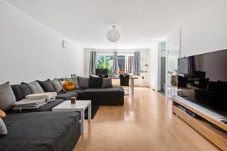 Dit gerenoveerd appartement is gelegen in het centrum van Retie.<br />De winkels, scholen, openbaar vervoer zijn allemaal op wandelafstand.<br /><br />We komen het appartement binnen via de traphal.<br />Op de eerste verdieping bevindt zich het appartement. We komen allereerst terecht in de hal waar zich het gastentoilet bevindt.<br />Daarna komen we in de ruime woonkamer terecht met een zit-en eethoek om daarna in de ruime keuken te komen met alle comfort.<br />De gerenoveerde badkamer is voorzien van een bad, douche en badmeubel.<br />Verder zijn er nog twee ruime slaapkamers aan de achterkant van het appartement.<br />Het appartement beschikt tevens over een klein terras.<br />De verkoop van dit appartement is inclusief een autostaanplaats.<br /><br />Kortom voor wie in het centrum van Retie wil wonen in een gerenoveerd appartement is dit een buitenkans !