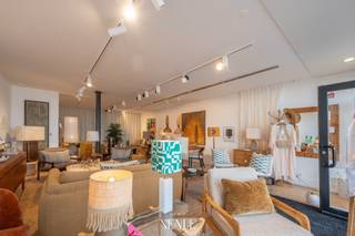 Bien commercial de standing situé dans une partie commerciale intéressante du Zeedijk-Het Zoute, à proximité de l'Albertplein & Kustlaan. Quelques magasins à proximité : Scapa, Scapa Home, Gallery Sigurd Tanghe, Gallery Samuel Vanhoegaerden,...<br /><br />Le magazin convient à différentes utilisations à l'exception de la restauration.<br /><br />Disponible après consultation.