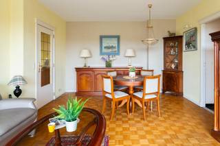 Dit appartement (84m²) is gelegen op de 7de verdieping van een zeer verzorgd en residentieel gebouw aan de overzijde van het Sint-Annabos! Groene omgeving met het Sint-Annastrand en zijn gezellige restaurants op een boogscheut! Winkels, openbaar vervoer, Velostation Antwerpen alsook scholen zijn in de onmiddellijke omgeving! <br /> <br />De leefruimte is afgewerkt met een parketvloer en geniet dankzij de grote ramen van veel lichtinval. Via de eetkamer en keuken kan je het ruime terras bereiken aan de voorzijde van het gebouw. De keuken sluit functioneel aan op de leefruimte en is voorzien van een tegelvloer.<br /><br />Verder zijn er twee slaapkamers, waarvan er 1 toegang geeft tot het terras.<br /><br />De badkamer is uitgerust met een ligbad met douche en lavabo.<br /><br />Als extra is er een private dubbele kelderberging en een autostaanplaats met aansluitend een grote berging die aan te kopen zijn aan 35.000€.<br /> <br />Wg, Vg, Gvkr, Gmo, Gvv <br />Epc: 164 kWh/m²<br />P &amp; G-score: B