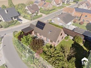 <p>TE KOOP: ruime open bebouwing in de Piljoenstraat, Roeselare, rustig gelegen in een oase van groen, naast een plukweide, en toch nabij invalswegen.</p>

<p> </p>

<p>Deze woning uit 1985 combineert een uitzonderlijke ligging met een overvloed aan ruimte en moderne energievoorzieningen. Met tot 6 slaapkamers, 2 badkamers, 2 garages, een sauna en een grote zonnige tuin van 335 m² is dit een ideale gezinswoning. Dankzij zonnepanelen met groenestroomcertificaten, thuisbatterij (beiden conform gekeurd), een condensatieketel én een warmtepompboiler bent u energetisch volledig voorzien op de toekomst. Bovendien is de woning asbestveilig.</p>

<p> </p>

<p>Belangrijkste ruimtes:<br />• Lichtrijke woonkamer met gezellige houtkachel<br />• Extra lichtrijke kamer in aanbouw (ideaal voor bureel of eetkamer)<br />• Functionele keuken met zicht op de tuin<br />• 3 slaapkamers op het gelijkvloers en 3 slaapkamers op het verdiep<br />• Ruime badkamer op het gelijkvloers en een praktische badkamer op het verdiep<br />• Sauna<br />• Berging, kelder en kruipzolder voor extra opslag<br />• Twee garages (één inpandig en één extern) voor voertuigen of hobbyruimte<br />• Zuid-oost georiënteerde tuin (335 m²) voor optimale zonbeleving</p>

<p> </p>

<p>Troeven:<br />• Rustige ligging in groene omgeving, naast plukweide en toch nabij invalswegen<br />• De indeling maakt gelijkvloers wonen mogelijk waarmee u perfect voorbereid bent op wonen in alle levensfasen<br />• Uiterst energiezuinig dankzij zonnepanelen, condensatieketel, warmtepompboiler en thuisbatterij<br />• Asbestveilig</p>

<p> </p>

<p>Neem vandaag nog contact op met je ERA-makelaar voor een bezoek.</p>

<p> </p>

<p>JOUW DROOMHUIS. ZO GEVONDEN!</p>