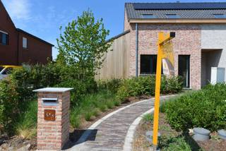 <p>Op zoek naar een levensbestendig, energiezuinig en gelijkvloers wonen met ruimte, comfort en een vleugje luxe?<br />Dan is dit jouw kans.</p>
<p>Deze volledig gerenoveerde woning combineert modern wooncomfort met een doordachte indeling en hoogwaardige afwerking. Via de fraai aangelegde voortuin betreed je de stijlvolle inkomhal met gastentoilet. Van hieruit kom je in de royale, lichtrijke leefruimte van ca. 58 m² — de ideale plek om te ontspannen of gasten te ontvangen.</p>
<p>Aansluitend bevindt zich de open, volledig uitgeruste leefkeuken met kookeiland: een echte blikvanger voor liefhebbers van koken en gezellig tafelen. Vanuit de keuken heb je directe toegang tot het zonnige terras (ca. 12 m²) en de aangelegde tuin met praktische houten berging. Extra bergruimte is voorzien via de inkomhal.</p>
<p>Op het gelijkvloers vind je bovendien 3 ruime volwaardige slaapkamers (ca. 21 m², 16 m² en 21 m²) met aangrenzende een luxueuze badkamer met inloopdouche, ligbad en dubbel wastafelmeubel — ideaal voor wie levensbestendig wil wonen.</p>
<p>De woning beschikt over twee privatieve parkeerplaatsen (verplicht bij aan te kopen aan €15.000), waarvan één met laadpaal voor elektrische wagens.</p>
<p>Ook op vlak van energie en comfort scoort deze woning uitstekend:</p>
<ul>
<li>Warmtepomp (Buderus)</li>
<li>8 zonnepanelen</li>
<li>Vloerverwarming</li>
<li>Ventilatiesysteem (Renson)</li>
<li>Conforme elektriciteit</li>
<li>BENO-woning met EPC A+</li>
<li>Volledig geschilderd en instapklaar</li>
</ul>
<p>Een toekomstgerichte woning waar comfort, duurzaamheid en stijl perfect samenkomen.<br />Plan vandaag nog je bezoek en laat je overtuigen.</p>