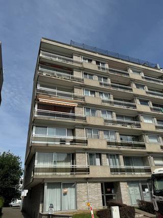 Op de vijfde verdieping van een verzorgd appartementsgebouw aan de Dascottelei bevindt zich dit ruime appartement met een bewoonbare oppervlakte van ca. 83 m². Dankzij de hogere verdieping geniet u van een aangename lichtinval en een open gevoel, terwijl de centrale ligging ervoor zorgt dat winkels, openbaar vervoer, scholen en belangrijke invalswegen steeds binnen handbereik zijn.<br /><br />Bij het betreden van het appartement komt u terecht in een ruime leefruimte die voldoende plaats biedt voor zowel een gezellige zithoek als een volwaardige eetplaats. De open keuken sluit aan op de woonkamer en is uitgerust met een koelkast met diepvriezer, een inductiekookplaat en een dampkap. De praktische indeling zorgt voor een aangename woonomgeving waarin de verschillende ruimtes mooi in elkaar overvloeien.<br /><br />De slaapkamer is ruim en biedt meer dan voldoende plaats voor een tweepersoonsbed en een ruime kleerkast. Zowel in de woonkamer als in de slaapkamer is airconditioning voorzien, wat het wooncomfort aanzienlijk verhoogt tijdens warme dagen.<br /><br />De badkamer is functioneel ingericht met een ligbad en beschikt bovendien over een aparte berging die de nodige aansluitingen voor een wasmachine en droogkast voorziet.<br /><br />Verder beschikt het appartement over een privatieve kelderberging, ideaal als extra opbergruimte, en is er een gemeenschappelijke fietsenberging aanwezig in het gebouw.<br /><br />Ook op technisch en energetisch vlak is dit een interessante woning. Met een gunstig EPC-label B geniet u van een energiezuinige woonst, terwijl de maandelijkse gemeenschappelijke kosten beperkt blijven tot slechts €75.<br /><br />Onmiddellijk beschikbaar. <br /><br />Interesse? Contacteer ons voor meer informatie of een bezoek via laura@wellimmo.net of 03 225 00 68.<br />