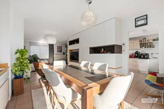 Ontdek deze prachtige eengezinswoning van ongeveer 205 m², met ruime leefvolumes, veel natuurlijk licht en tal van inrichtingsmogelijkheden. Deze woning is gelegen in een gewilde, residentiële en gezinsvriendelijke wijk in Evere en overtuigt met haar uitzonderlijke ruimtes, grote tuin en gunstige energieprestaties. <br /><br />Ideaal gelegen tussen twee treinstations en vlak bij het openbaar vervoer, scholen, winkels en alle voorzieningen.<br /><br />Op de gelijkvloerse verdieping vindt u een uitnodigende inkomhal met een apart toilet en een vestiaire op maat. Deze geeft toegang tot een polyvalente ruimte die kan worden ingericht als bureau, fitnessruimte of ruimte voor een vrij beroep. Een aparte wasruimte vervolledigt deze verdieping, evenals een ruime garage die plaats biedt aan één tot twee wagens.<br /><br />Buiten kunt u genieten van een aangenaam terras en een prachtige tuin van 250 m², ideaal voor ontspannende momenten, gezinsmaaltijden of zonnige dagen. Achteraan in de tuin biedt een tuinhuis extra bergruimte of diverse gebruiksmogelijkheden, afhankelijk van uw wensen.<br /><br />Op de eerste verdieping wordt u verleid door een ruime leefruimte met een lichtrijke salon en eetkamer, die toegang geeft tot een terras met een mooi vrij uitzicht over Evere. De moderne, open en volledig uitgeruste Amerikaanse keuken sluit harmonieus aan bij de leefruimte en beschikt bovendien over een gezellige ontbijthoek.<br /><br />Op de tweede verdieping leidt een ruime nachthal naar drie grote slaapkamers, een doucheruimte met inloopdouche en een tweede badkamer met ligbad en douche.<br /><br />Tot slot leidt een trap naar een extra ruimte die, afhankelijk van uw behoeften, kan worden ingericht als vierde slaapkamer, bureau, dressing of ontspanningsruimte. Een zolder die momenteel als bergruimte wordt gebruikt, vervolledigt het geheel.<br /><br />Deze woning vormt een zeldzame kans voor een gezin dat op zoek is naar ruime kamers, veel lichtinval, een grote tuin en tal van inrichtingsmogelijkheden, en dit alles op een toplocatie in Evere.<br /><br />