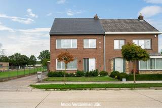 <p><span>In een rustige en aangename woonwijk, op wandelafstand van het centrum van Sint-Katelijne-Waver, bevindt zich deze uitstekend onderhouden halfopen bebouwing. De woning combineert een ruime en praktische indeling met aangename leefruimtes, een mooie tuin en een vlotte bereikbaarheid.</span></p><p><span>Bij het betreden van de woning verwelkomt een royale inkomhal u, met gastentoilet. De lichtrijke leefruimte vormt het hart van de woning en sluit aan op de ruime, volledig geïnstalleerde keuken. Aansluitend bevinden zich een praktische wasplaats/berging en een veranda die een aangename verbinding vormt met de tuin. Op het gelijkvloers is er bovendien een badkamer.</span></p><p><span>Op de eerste verdieping bevinden zich drie royale slaapkamers en een afzonderlijk toilet. Daarnaast biedt de zolder extra bergruimte.</span></p><p><span>Ook buiten heeft deze woning heel wat te bieden. De aangename tuin biedt volop ruimte om te ontspannen en te genieten van het buitenleven. Verder beschikt deze eigendom over een dubbele garage en werkhuis, ideaal voor hobbyisten, klussers of wie extra opslagruimte wenst.</span></p><p><span>Op energetisch vlak scoort de woning gunstig dankzij verschillende recente investeringen, waaronder het recent gerenoveerde dak (2024), zonnepanelen en een lucht-luchtwarmtepomp.</span></p><p><span>Dankzij de rustige ligging, de nabijheid van het centrum en de uitstekende bereikbaarheid is dit een bijzonder interessante woning voor wie comfortabel en praktisch wil wonen.</span></p>