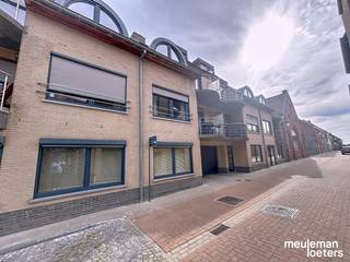 Verzorgd dakappartement met twee slaapkamers in het centrum van Ruddervoorde.Instapklaar appartement te Ruddervoorde bestaat uit volgende...