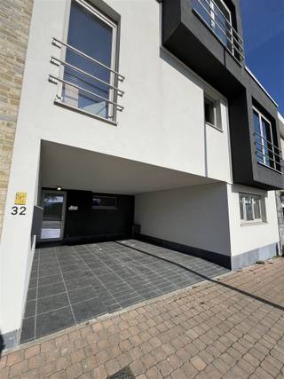 <p><span>Prachtig 1-slaapkamerappartement met open keuken gelegen op het gelijkvloers.</span></p><p><span>INDELING:</span></p><p><span>Het appartement bevat een inkom, ruime living, een eerste berging, uitgeruste keuken, een tweede berging, apart toilet, badkamer met douche en lavabo en een slaapkamer.</span></p><p><span>PRAKTISCH:</span></p><p><span>Bij het appartement hoort de carport waar plaats is voor 1 auto.</span></p><p><span>Verder is er een terras aanwezig met grote tuin en een overdekte tuinberging voor onder andere de vuilnisbakken.</span></p><p><span>Pad naar de tuinberging is gemeenschappelijk.</span></p><p><span>Het appartement is onmiddellijk beschikbaar.</span></p><p><span>25 euro/maand gemeenschappelijke kosten.</span></p><p><span>Voor meer info en/of het aanvragen van een bezoek stuur ons een bezoekaanvraag via onze website</span></p><p><span>Opmerking: Omdat je financieel comfortabel zou kunnen huren vragen we u volgende basisregel te hanteren: huurprijs x 3 = inkomsten</span></p>