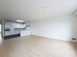 Verzorgd tweeslaapkamer appartement op de 2e verdieping op wandelafstand van winkels, openbaar vervoer en invalswegen. Inkomhal op laminaat met mogelijkheid tot vestiaire. Ruime en lichtrijke woonkamer (ca. 25m²) met half open ingerichte keuken voorzien van koelkast, gasfornuis, dampkap, vaatwasser en oven. 2 Ruime slaapkamers (ca 18 - 9 m²) ligt aan de rustige achterzijde. Ingerichte badkamer met badkamermeubel, douche, en aansluiting wasmachine . Apart toilet. Cv op gas. Airco. Dubbele beglazing. Beschikbaar vanaf 1 april. Parkingplaats op het binnenterrein 50euro. Geen lift.