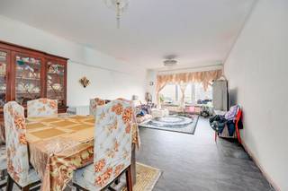 <p><span>Dit </span><span>instapklare 2-slaapkamer appartement</span><span> is gelegen op een toplocatie in Antwerpen, vlakbij het </span><span>Centraal Station</span><span> en </span><span>de Zoo</span><span> van Antwerpen. In de directe omgeving vindt u tal van winkels, restaurants en cafés, terwijl tram-, trein- en busverbindingen op wandelafstand zorgen voor een uitstekende bereikbaarheid. </span></p><p><span> </span></p><p><span>Dankzij deze centrale ligging is het appartement zowel interessant als investering als voor eigen bewoning. </span></p><p><span>Het appartement is momenteel verhuurd voor </span><span>1050 euro/ maand inclusief onkosten</span><span> (ca 250 euro).</span></p><p><span> </span></p><p><span>Indeling</span></p><p><span>-gelegen op de 5e verdieping</span></p><p><span>-inkomhal</span></p><p><span>-lichtrijke woonkamer aan de voorzijde van het gebouw</span></p><p><span>-aparte keuken</span></p><p><span>-nachthal</span></p><p><span>-slaapkamer 1</span></p><p><span>-slaapkamer 2</span></p><p><span>-badkamer met bad en lavabo</span></p><p><span>-apart toilet</span></p><p><span> </span></p><p><span>Troeven</span></p><p><span>- centrale ligging vlakbij Centraal Station</span></p><p><span>- twee slaapkamers</span></p><p><span>- gunstig EPC label B</span></p><p><span> </span></p><p><span>Ben jij geïnteresseerd in dit appartement vlakbij centrum Antwerpen, ben je op zoek naar ander vastgoed of wens je de waarde van jouw eigendom te kennen? Dan ben je bij BOLT immo aan het juiste adres! Wij helpen jou graag verder.</span></p><p><span> </span></p>