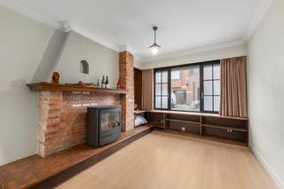 Te koop: ruime gesloten woning in Zele, gelegen aan de Langestraat op de stadsrand, nabij openbaar vervoer en invalswegen.Deze ruime gezinswoning...