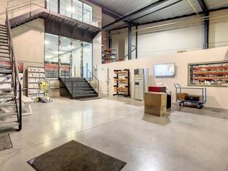 Bâtiment commercial à louer à côté de l'E17 à Waregem. Le bâtiment dispose d'un entrepôt d'environ 1 270 m² et d'un bureau d'environ 665...
