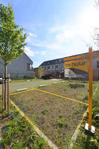 Bovengrondse auto staanplaats (N° 4) te huur nabij de huurwoningen van het project Karamel aan het Lonkaplein in het centrum van Essen...