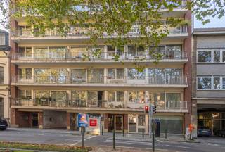 Appartement spacieux avec 2 chambres à Forest<br /><br />Cet appartement est situé au quatrième étage d'une résidence bien entretenue - avec ascenseur.<br />Il est situé dans un quartier recherché de Forest, à proximité de Forest National. <br /><br />L'appartement se compose d'un hall d'entrée avec une toilette séparée, un salon qui donne accès à la terrasse avec une belle vue. La cuisine est entièrement équipée et dispose d'un coin petit-déjeuner. Il y a également deux grandes chambres, dont l'une donne sur le balcon avec débarras et une salle de bains avec baignoire et double lavabo.<br /><br />L'appartement dispose en outre d'une cave.<br />Achat d'un box garage dans l'immeuble avec un supplément 40 000 euros.<br /><br />Situé à proximité des transports en commun, des commerces et des écoles.<br />Idéal pour ceux qui recherchent un appartement confortable dans un endroit central !<br /><br />EPC 204 kWh/(m²an) - label D-<br />Électricité non conforme