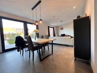 In het centrum van Zwijnaarde ligt dit leuke <strong>super energiezuinige gelijkvloers 2 slaapkamer appartement</strong>. Winkels, sportfaciliteiten, scholen,... alles is op wandelafstand beschikbaar. Bovendien is er een<strong> tramhalte in de buurt</strong> die je in alle comfort naar het centrum van Gent brengt. <br /><br />In het <strong>kleinschalige appartementsgebouw</strong> met moderne architectuur bevindt dit ruime appartement zich op het gelijkvloers. Via de ruime <strong>inkom </strong>stap je binnen in een <strong>leuke en ruime lichtrijke leefruimte</strong> met <strong>open ingerichte keuken</strong>. Enerzijds heb je een <strong>groot terras met aanpalende tuin</strong>, daarnaast heb je ook een<strong> patio</strong> waar het gezellig vertoeven is. De open keuken is volledig ingericht met vitrokeramische kookplaat, combi-microgolfoven, koelkast en vaatwasser. Verder zijn er <strong>2 ruime slaapkamers</strong>, een <strong>badkamer</strong> met lavabo en inloopdouche, een <strong>apart toilet</strong> en een <strong>ruime berging</strong>.<br /><br />Het appartement is voorzien van <strong>zonnepanelen</strong>, wat de energiekost van dit appartement zeer beperkt houdt. In de huurprijs van het appartement zitten een <strong>staanplaats onder de carport</strong>, een <strong>buitenstaanplaats</strong> en een <strong>buitenberging</strong> aan het gebouw inbegrepen. Tevens zijn er geen maandelijkse gemeenschappelijke lasten te betalen. <br /><br />Domicilie verplicht.<br />Huurprijs : 1.200 Euro per maand<br />Huurwaarborg : 3 maanden huur<br />Gemeenschappelijke lasten : niet van toepassing<br />Er zijn individuele tellers voor water, gas en elektriciteit.<br />Beschikbaar: 01/01/2027<br />Bezoeken enkel na afspraak.<br /><br /><strong>Een bezoek plannen? Dit kan enkel via onze website www.stellarimmo.be/te-huur. Ga naar het pand en klik op 'een bezoek aanvragen' onder de foto van de makelaar. Wij nemen dan contact met u op.</strong><br /><br /><strong>Verdere info via martine@stellarimmo.be</strong>