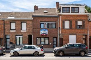 Bij het binnenkomen ontdekt u een gezellige leefruimte die overgaat in de grote leefkeuken (dak aanbouw te vernieuwen/herstellen). Achter de keuken bevindt zich de stook- ,en wasplaats.
Op de bovenverdieping bevinden zich momenteel één volwaardige slaapkamer en één ingerichte badkamer. De zolder is reeds voorzien van dakisolatie en kan mits een aanpassing perfect omgevormd worden tot twee slaapkamers.
Buiten is het heerlijk vertoeven in de onderhoudsvriendelijke stadstuin, een rustige plek om te ontspannen na een drukke dag. Tot slot beschikt de woning over een uiterst praktische garage met achteruitgang, een zeldzame en zeer gegeerde troef in deze omgeving!
De grootste troeven op een rij:
Direct energiecomfort: Overal uitgerust met dubbel glas en de daken zijn reeds volledig geïsoleerd.
Flexibele indeling: 2 ruime slaapkamers met de mogelijkheid om uit te breiden naar 3 slaapkamers op de zolder.
Extra bergruimte. Kelder aanwezig.
Buitenruimte & Parkeren: Gezellige stadstuin én een eigen garage met een handige achteruitgang.
Toplocatie: Gelegen in Niel, op wandelafstand van scholen, winkels en het openbaar vervoer (bus en trein). Uitstekende verbinding met de A12 en E19 richting Antwerpen, Mechelen en Brussel. Natuurliefhebbers staan bovendien zo aan de oevers van de Rupel.