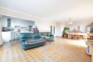 MOLENBEEK-SAINT-JEAN, Machtens district, spacious apartment with a living area of ± 120m² located on the 9th floor. It is composed as...