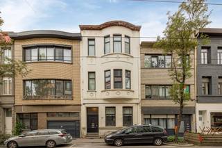 We vinden dit gezellige appartement terug in een kleinschalig gebouw te Provinciestraat Antwerpen. De drie appartementen worden allen verkocht.Het...