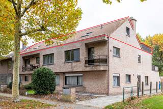 Bent u op zoek naar een dakappartement met groot terras in Brasschaat? Dan is deze eigendom misschien ideaal voor u.<br />Dit appartement is gelegen op de 2de verdieping van een kleinschalig gebouw uit 1993 in een rustige wijk nabij het centrum van Brasschaat. Er is geen lift aanwezig.<br /><br />Indeling<br />De inkomhal ligt centraal in het appartement en geeft toegang naar een eerste slaapkamer (13m³), het toilet en de riante L-woonkamer (46m²). Verder is er de ingerichte keuken (13m²) die ons leidt naar de badkamer (8m²) en de 2de slaapkamer (17m²). Tenslotte is er vanuit de 2de slaapkamer toegang naar een kinderkamer (8m²) en een extra bergruimte (5m²). Het grote dakterras (84m²) is toegankelijk via de woonkamer en de 2de slaapkamer.<br />Het appartement is momenteel verhuurd.<br /><br />Troeven<br />- EPC label B<br />- Asbestveilig<br />- Elektrische keuring conform<br />- Mogelijkheid om een garage bij aan te kopen voor € 35.000.<br /><br />Lijkt deze woning iets voor u of heeft u verdere vragen? Neem dan snel contact op met One vastgoed op 03 360 85 30!